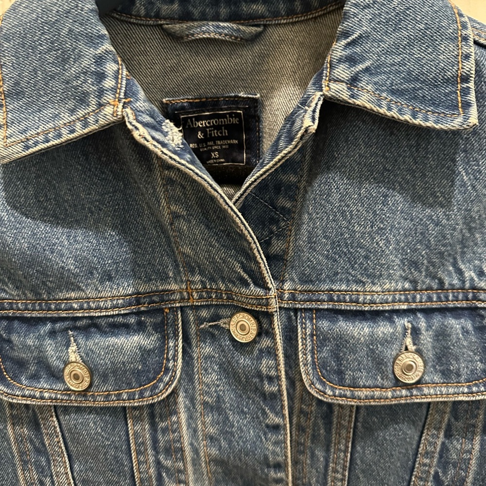 Abercrombie & Fitch Oversized Boyfriend Trucker Denim Jean Jacket Sz XS - Picture 2 of 4